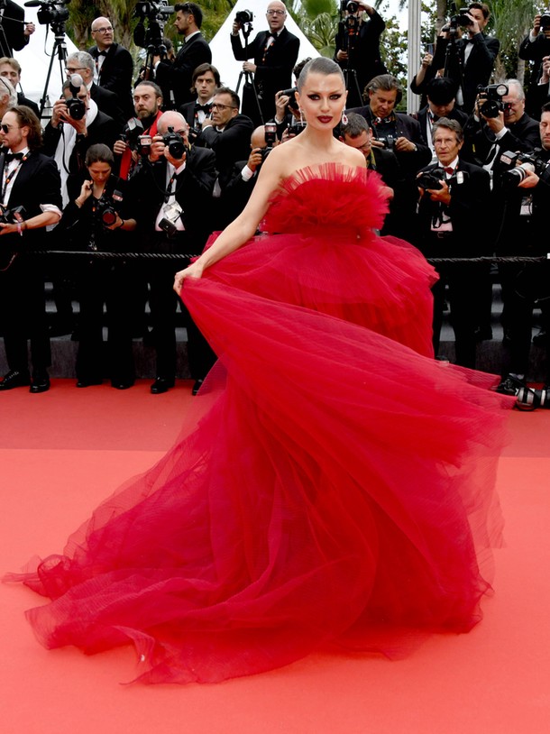 Wiktora Bonia na pokazie filmu Indiana Jones i artefakt przeznaczenia na festiwalu w Cannes w 2023 r. Rosyjska celebrytka na co dzień mieszka w Monako