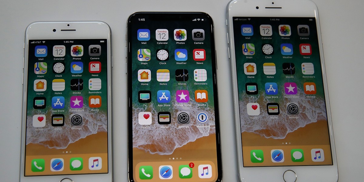 Apple ma zaprezentować w 2018 roku trzy nowe iPhone'y. Na zdjęciu iPhone 8, iPhone X i iPhone 8 Plus