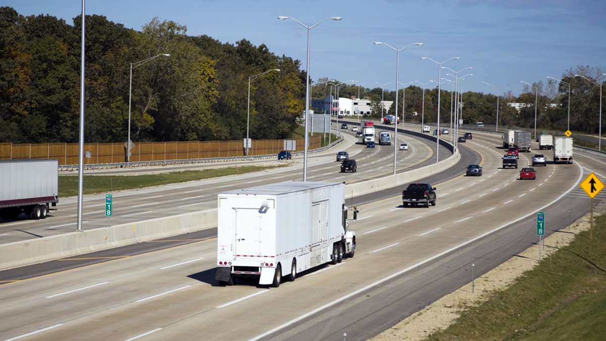 Od 1 października kierowcy samochodów o masie powyżej 3,5 tony będą musieli płacić za przejechanie podkarpackiego odcinka autostrady A4 Rzeszów-Jarosław. To ostatni, ponad 41-kilometrowy fragment tej trasy, który został oddany w lipcu br.