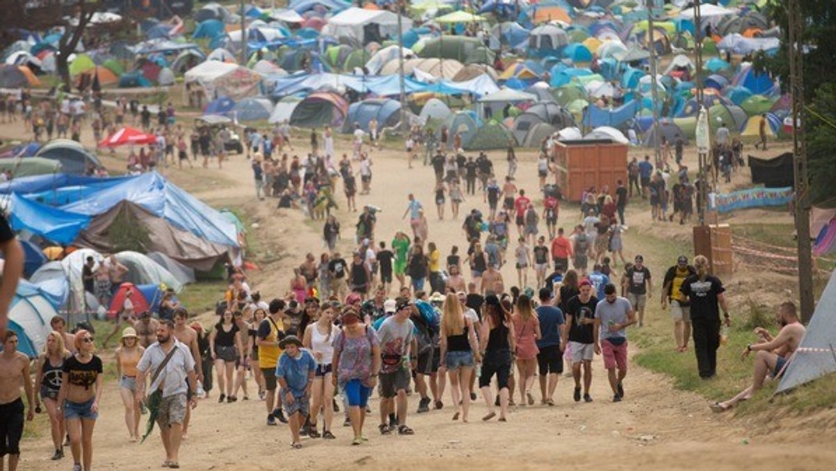 Choć oficjalne otwarcie Najpiękniejszego Festiwalu Świata tradycyjnie odbędzie się w czwartek, to już od kilku dni w Kostrzynie nad Odrą dzieje się wiele. W środę wystartowały scena Viva Kultura i Miasteczko Leszka Chmielewskiego, a w namiocie Akademii Sztuk Przepięknych wystąpił Kabaretu Młodych Panów. 23. edycja Przystanku Woodstock rozkręca się coraz bardziej.