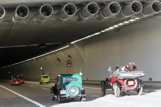 Tunel na Zakopiance otwarty, ale na drodze tworzą się korki. Nawigacja pokazuje starą drogę