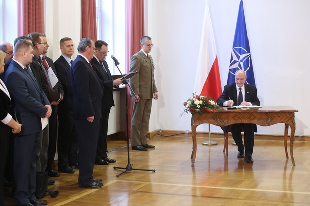 Ile zarobią członkowie nowej komisji Macierewicza? "Zostaną sowicie opłaceni"