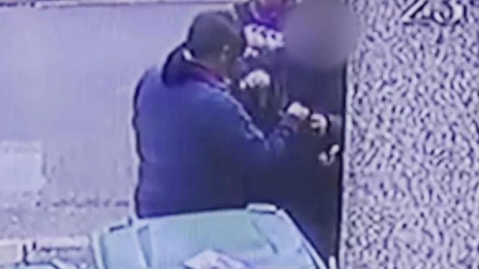 Tujet je BBC-ju pokazala snimak nadzorne kamere na kom su njena mama i prevaranntkinje | Foto: Tuyet van Huynh