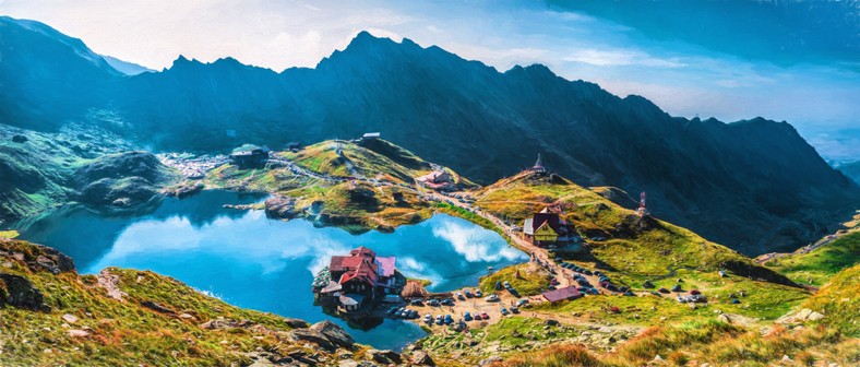 Lacul Bâlea și Refugiul Paltin lângă autostrada Transfagaraska