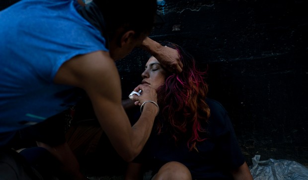 Beskućnik ubrizgava sprej za nos u nos zavisnici od droge u Los Anđelesu