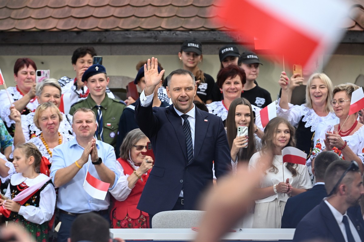 Prezydent RP Karol Nawrocki przemawia podczas spotkania z mieszkańcami w Kolbuszowej. Prezydent krytykuje spory w wymiarze sprawiedliwości