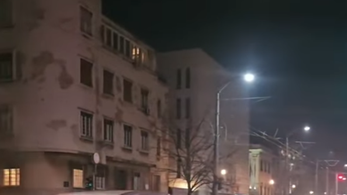 (VIDEO) ŽESTOK SUDAR U KNEZA MILOŠA Delovi vozila rasuti po putu Kép