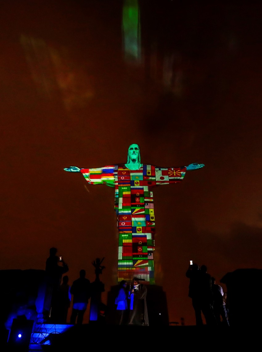 Zastave zemalja u kojima je izbila epidemija na statui Hrista u Riju u znak podrške