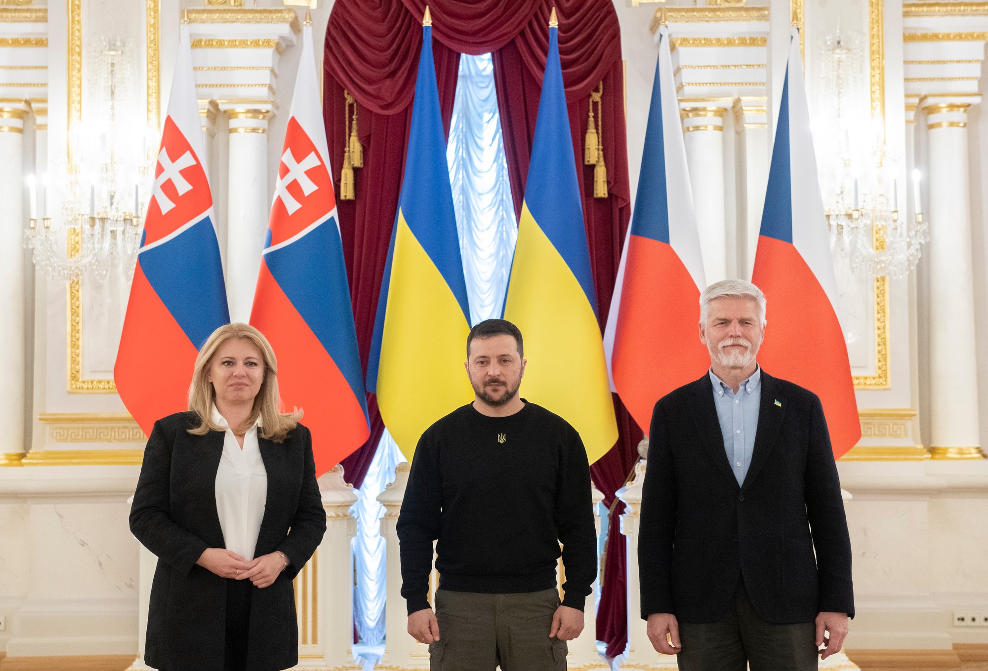 Prezidentka SR Zuzana Čaputová, prezident Ukrajiny Volodymir Zelenskyj a prezident ČR Petr Pavel.