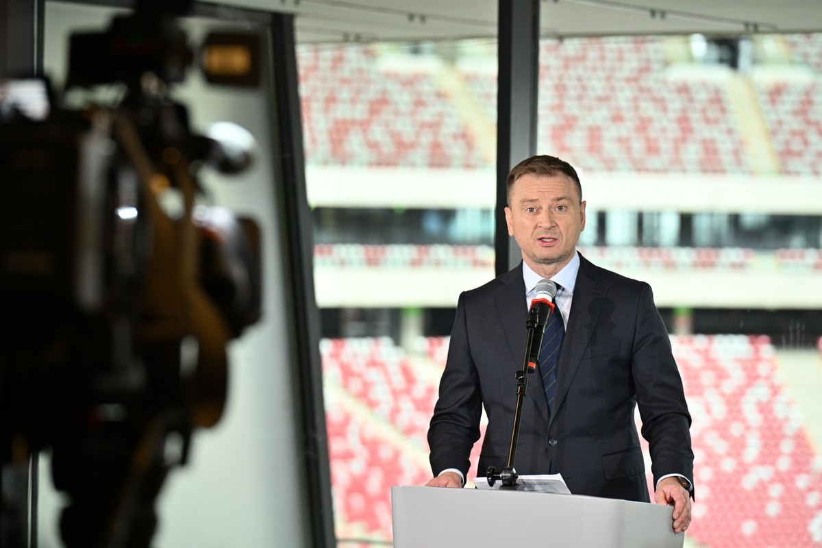 Minister sportu i turystyki Sławomir Nitras podczas konferencji prasowej z udziałem sekretarza stanu w ministerstwie sportu Ireneusza Rasia