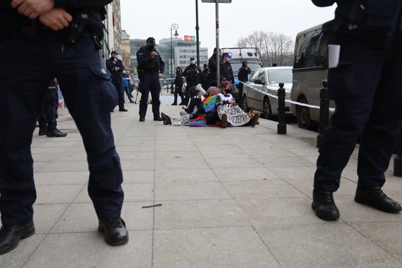 Protesty w kilku miejscach w Warszawie. Aktywiści przykuli się do ogrodzeń, rozwiesili wielki baner