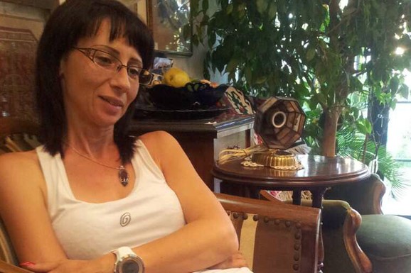 OLGA UBIJENA PRED TROJE DECE NASRED ULICE! Bivši muž nasilnik je udario betonskim ivičnjakom u glavu ispred Centra za socijalni rad: Nasilje koje je proživljavala i dalje LEDI KRV