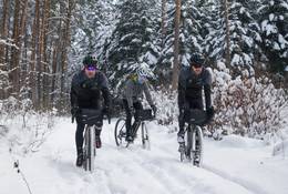 Jedna czwarta Polaków nie rezygnuje z roweru w zimie. O czym pamiętać w tym okresie?