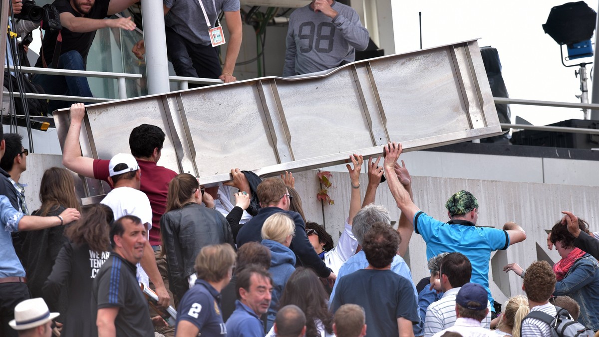 Podczas ćwierćfinałowego meczu French Open pomiędzy Jo-Wilfriedem Tsongą a Keim Nishikorim miał miejsce groźny incydent. Metalowa płyta, będąca częścią obudowy ekranu, spadła na kibiców. Jeden z nich prawie stracił dłoń. Spotkanie zostało przerwane na trzydzieści minut. Tsonga wygrał z Nishikorim 6:1, 6:4, 4:6, 3:6, 6:3 (fot. Newspix.pl).