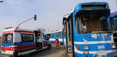 Horror na rondzie! 13 rannych! Zderzenie tramwaju i ciężarówki!