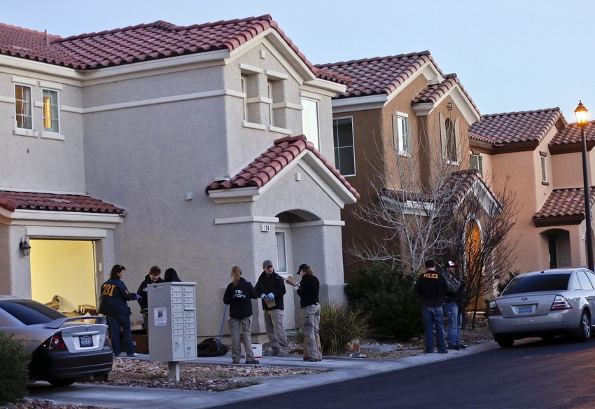 Policija ispred Dornerove kuće u Las Vegasu   Uništeni kamionet koji je pripadao odbeglom policajcu