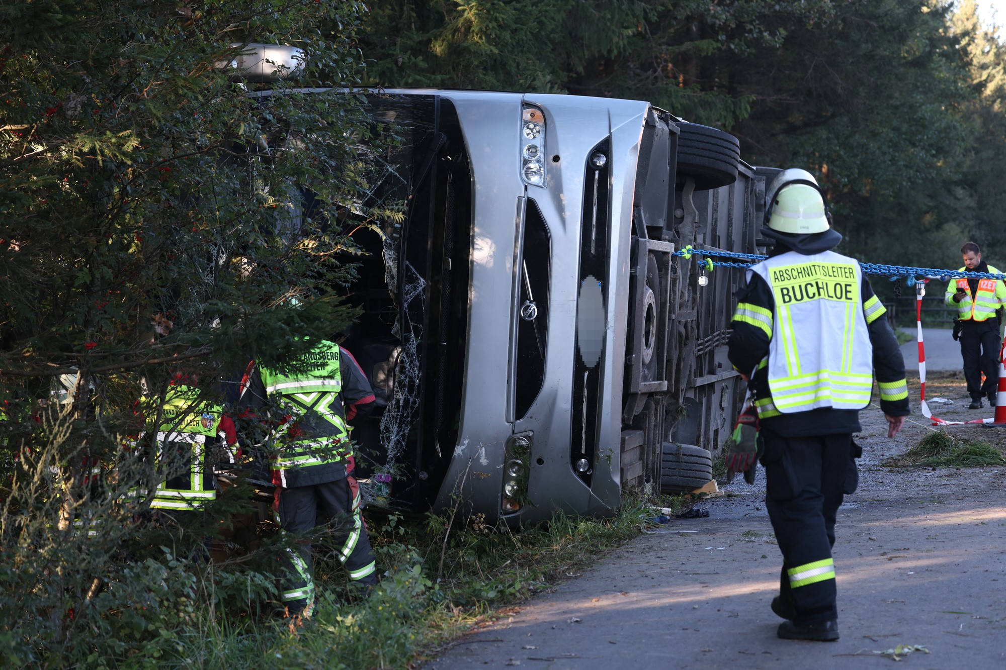 Autobus s turistami smerujúci na Oktoberfest havaroval na diaľnici A96 pri meste Buchloe na juhu Nemecka. 