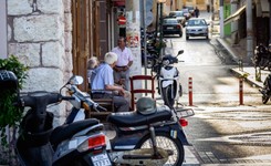 Emerytura dziadków pozwala się utrzymywać połowie Greków