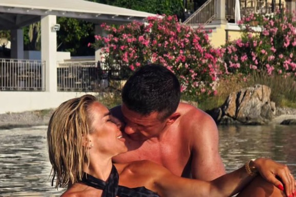 "NIJE REKLAMA ZA D&G, ALI KAO DA JESTE" Jovana i Tigar zapalili mreže poziranjem u Italiji - on je drži oko struka u moru, razmenjuju nežnosti pred punom plažom