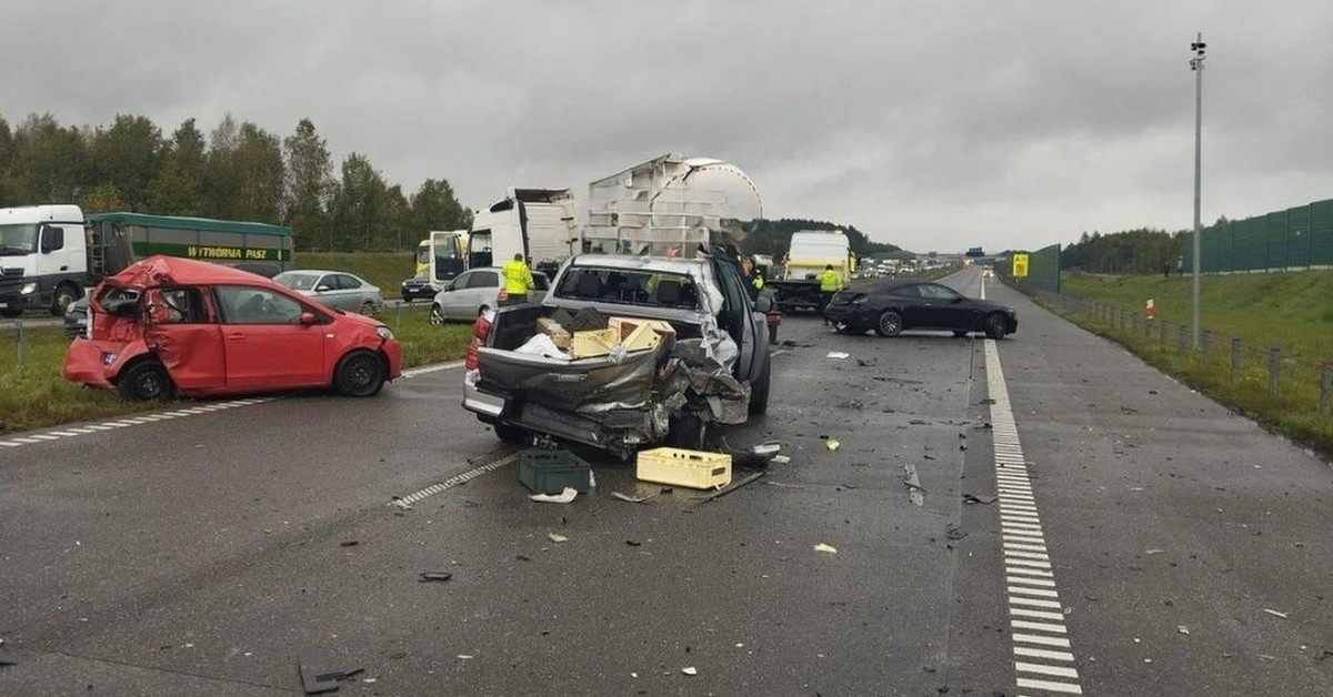 Karambol na A1 w kierunku Łodzi. Droga całkowicie zablokowana. Jest apel Policji