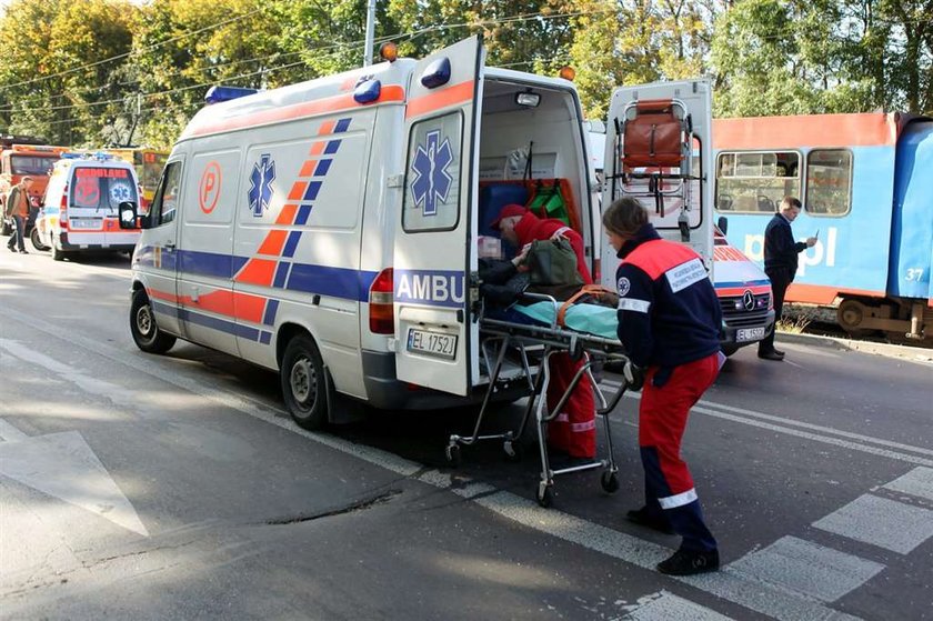 Tramwaj zderzył się z autobusem. 10 rannych