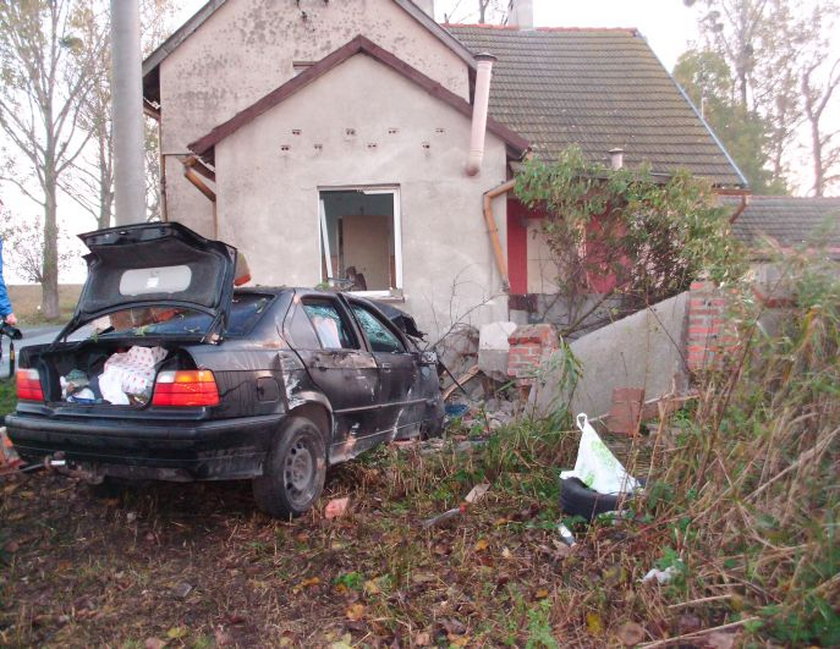 Groza! Auto wbiło się w dom!