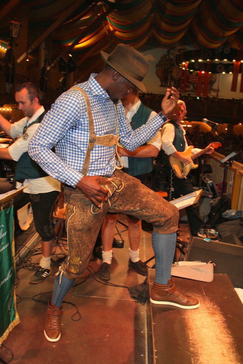 Hektolitry piwa i tłumy seksownych kobiet! Tak Usain Bolt bawił się na Oktoberfest! GALERIA