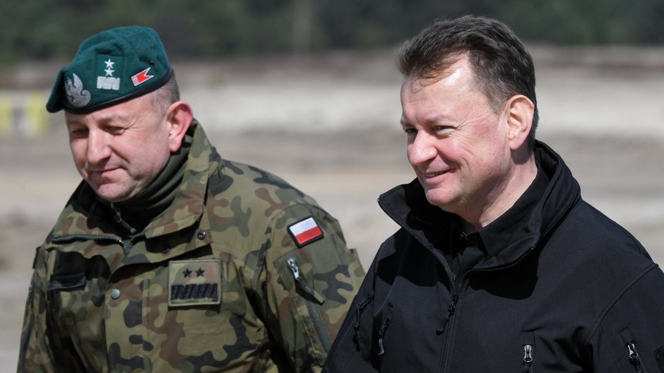 Były szef MON Mariusz Błaszczak gen. Jarosław Gromadziński podczas szkolenia polskich i amerykańskich żołnierzy na poligonie w Nowej Dębie, 08.04.2022.