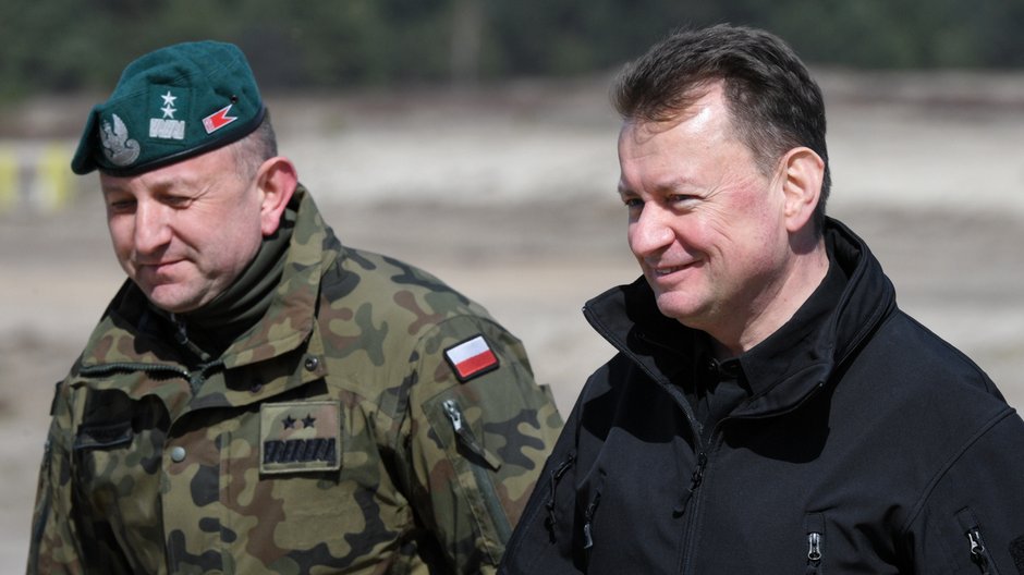 Były szef MON Mariusz Błaszczak gen. Jarosław Gromadziński podczas szkolenia polskich i amerykańskich żołnierzy na poligonie w Nowej Dębie, 08.04.2022.