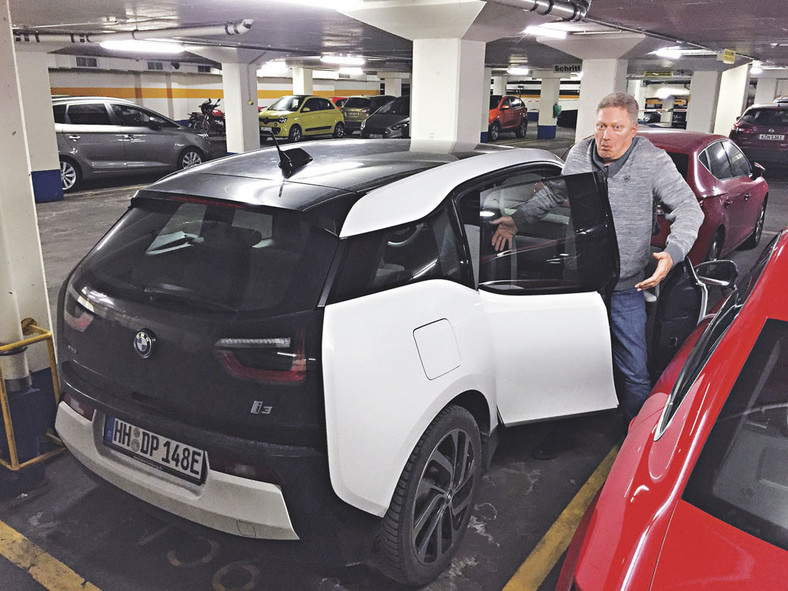 BMW i3 - tylne drzwi zależne od przednich