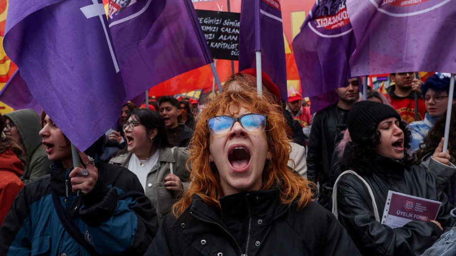 Ljudi marširaju u Istanbulu | Foto: Reuters