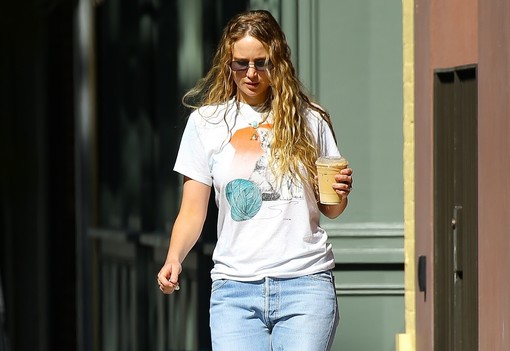 Jennifer Lawrence meztelencipője a legjobb és a legrosszabb dolog, ami valaha történt a divattal 