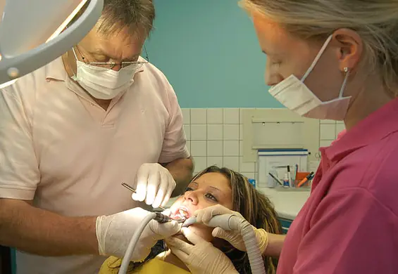 Koniec z drgawkami na myśl o dentyście. Zęby naprawi… lek na Alzheimera