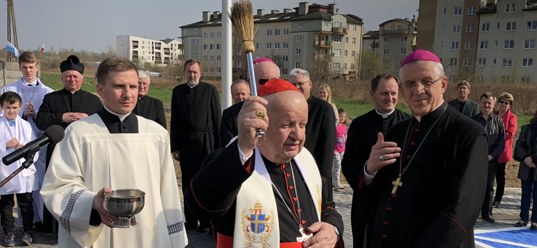 Kardynał Dziwisz poświęcił ulicę prowadzącą do kościoła