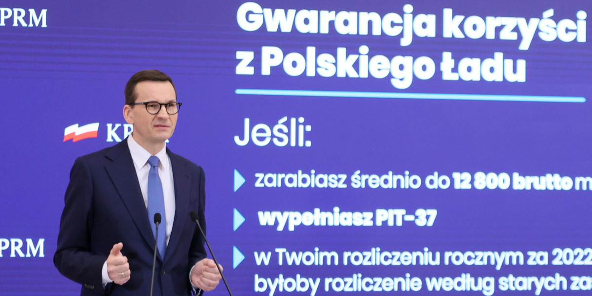 Premier Mateusz Morawiecki podczas konferencji prasowej prezentującej kolejne założenia Polskiego Ładu w styczniu 2022 r.