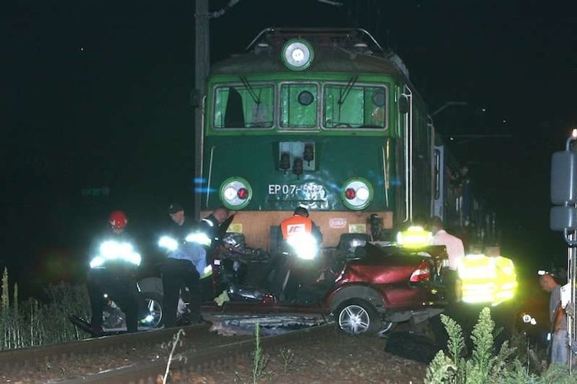 wypadek, pociąg, otwock, vectra, opel, przejazd kolejowy