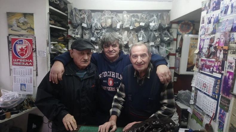 U njegovoj radnji uvek ima priče i smeha: Miroslav Lemić sa prijateljima