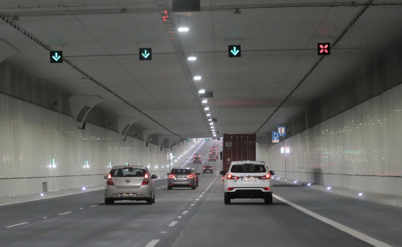 Kierowcy jadą nowo otwartym tunelem ursynowskiego odcinka Południowej Obwodnicy Warszawy