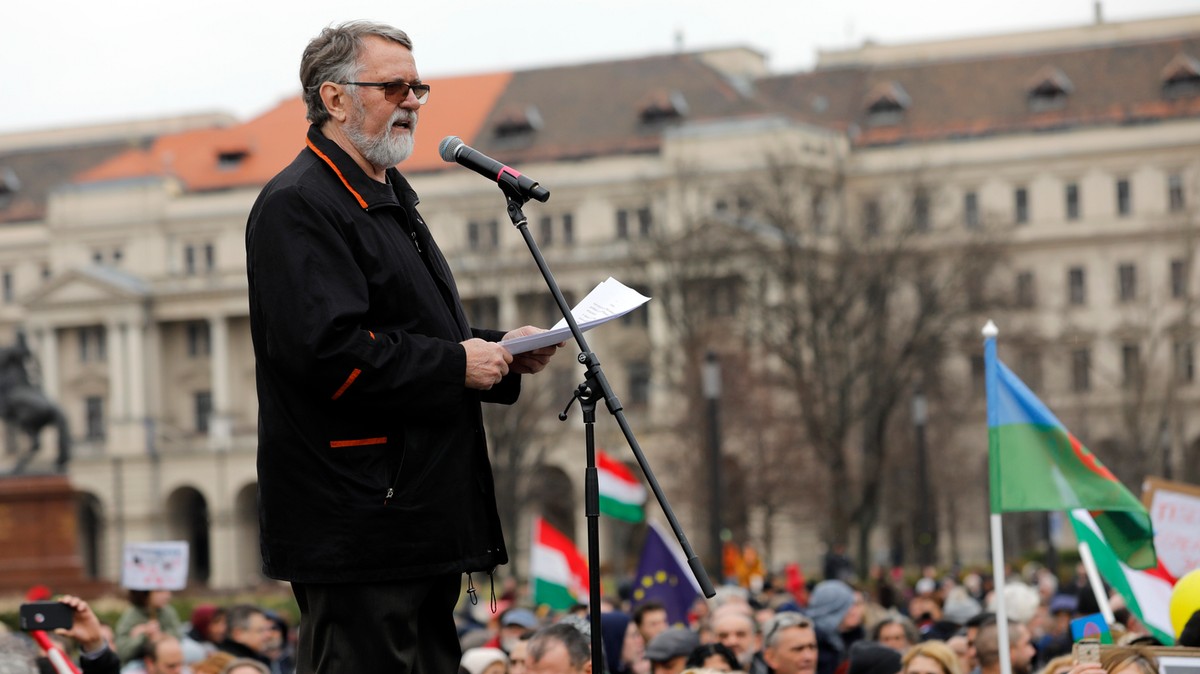 „Gyere, ha mersz, várlak nagy-nagy szeretettel!” – Kőkemény balhé robbant ki Szentesi Zöldi László és Kaltenbach Jenő között: a publicista verekedni hívta a 76 éves jogtudóst