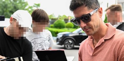 Lewandowski na luzie rozdawał autografy. Kibice mogli przeoczyć jeden szczegół, który kapitan kadry miał na sobie. Szczegół wart majątek