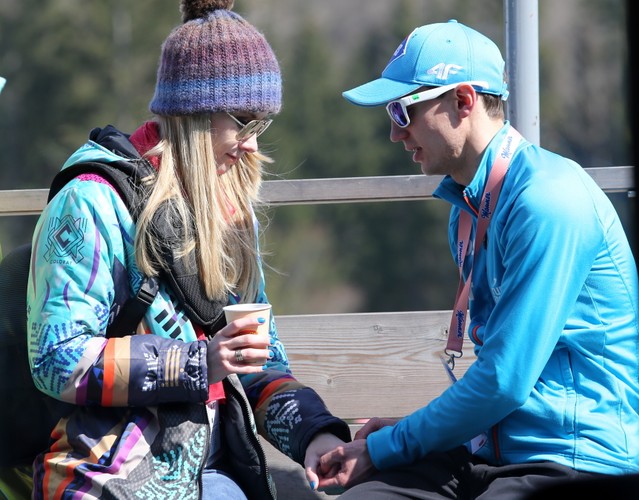 Kamil Stoch na zawody do Planicy zabrał żonę.