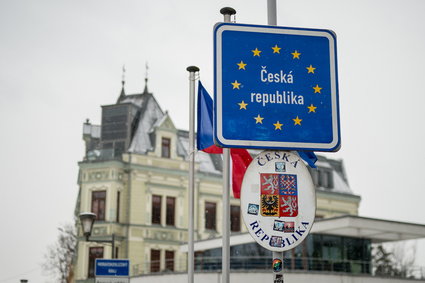 Premier mówi, że nie opłaca się przenieść biznesu do Czech. A jak jest naprawdę?