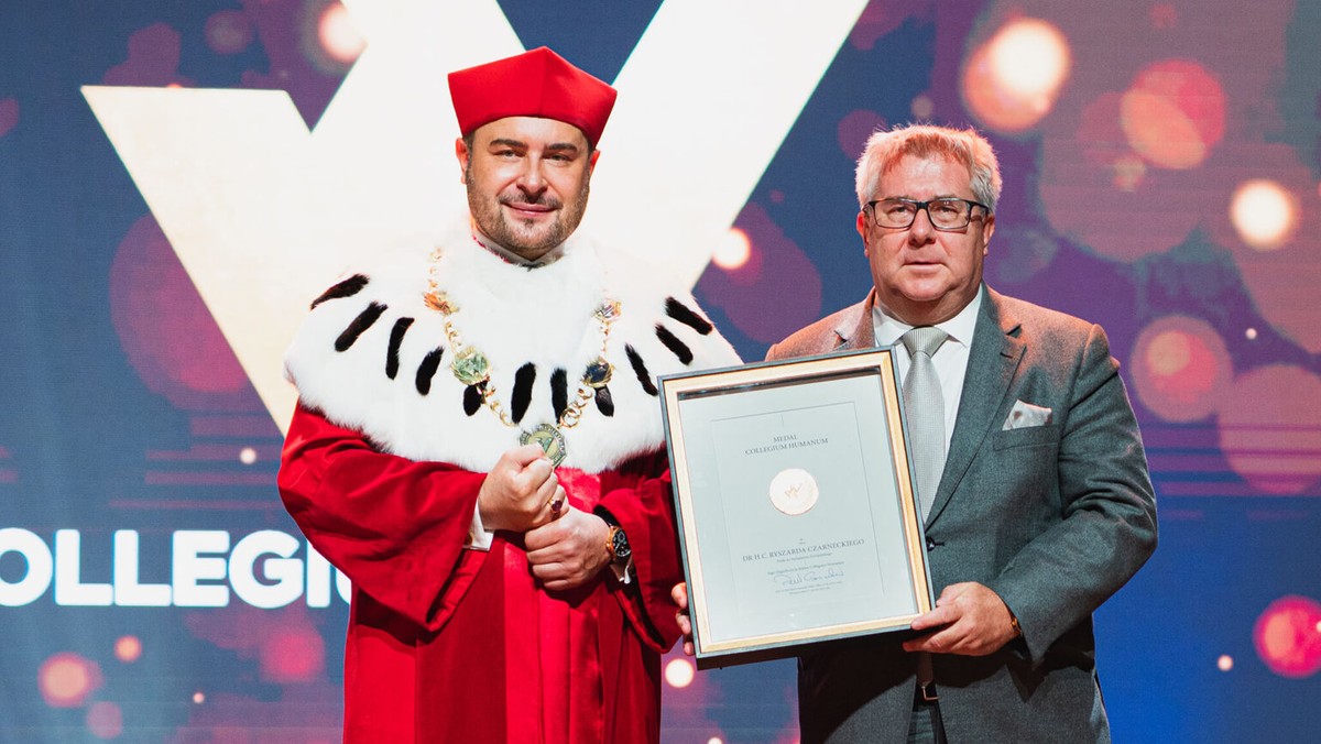 Teatr Roma. Rektor Paweł Czarnecki oraz europoseł Ryszard Czarnecki ze złotym medalem Collegium Humanum