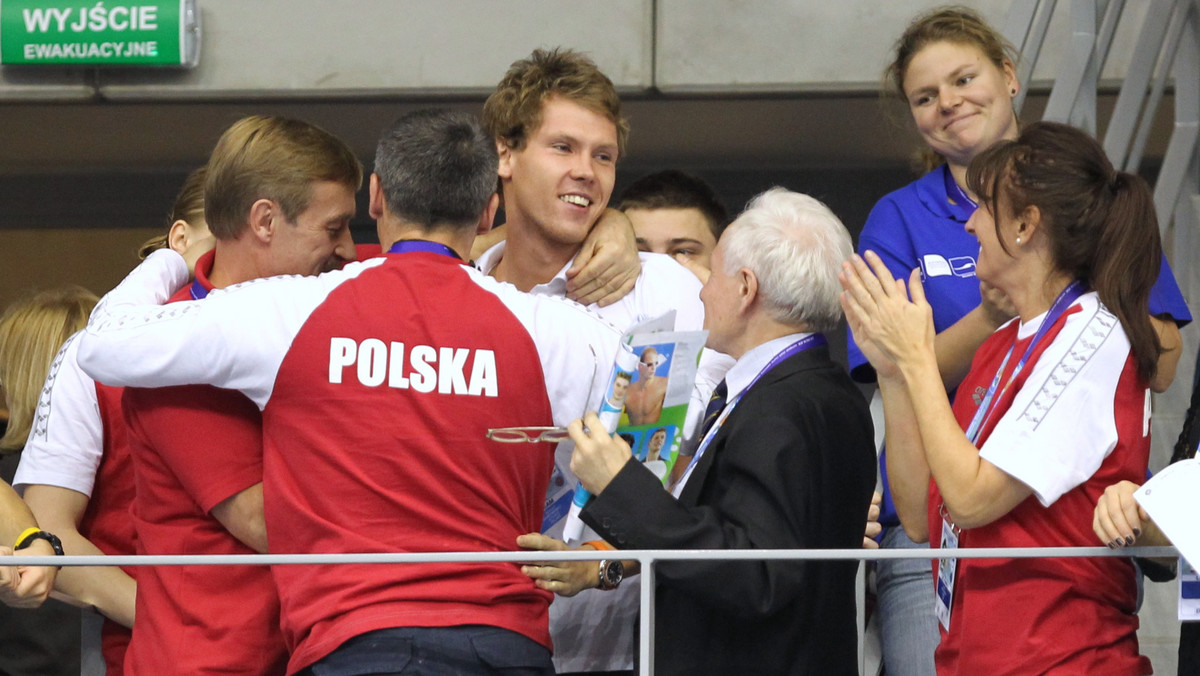 Mateusz Sawrymowicz zajął pierwsze miejsce na 1500 m stylem dowolnym podczas mistrzostw Europy na krtókim basenie w Szczecinie. Polak uzyskał bardzo dobry wynik 14.29,81, który dał mu zwycięstwo i złoty medal. To już czwarty "krążek" z najcenniejszego kruszcu dla naszego kraju.