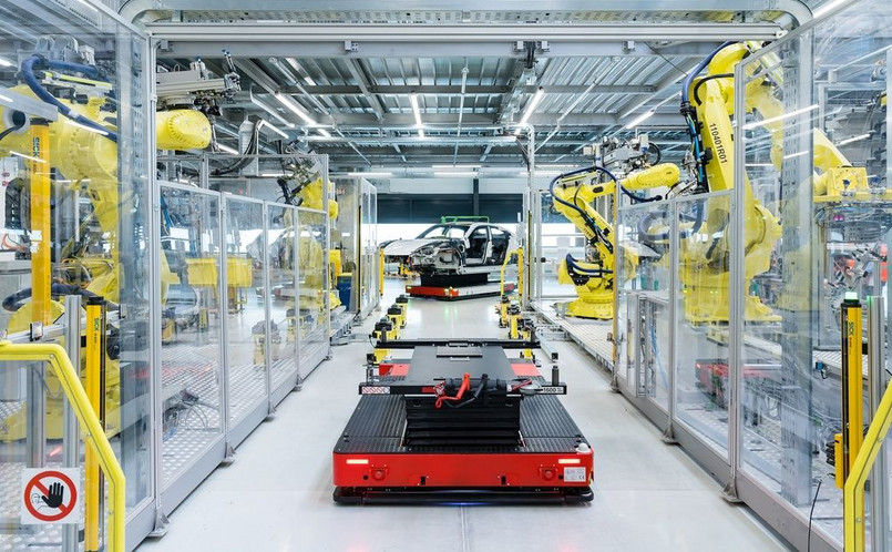 Porsche Taycan już w produkcji. Po niespełna 2 latach prac konstrukcyjnych niemiecka firma otwiera na terenie fabryki w Zuffenhausen nowy zakład produkcyjny dla swojego pierwszego samochodu sportowego z napędem całkowicie elektrycznym
