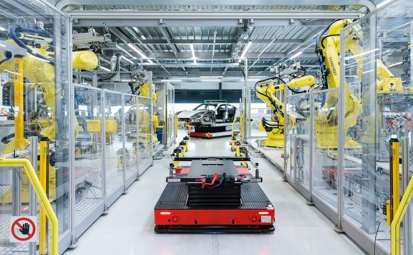 Porsche Taycan już w produkcji. Po niespełna 2 latach prac konstrukcyjnych niemiecka firma otwiera na terenie fabryki w Zuffenhausen nowy zakład produkcyjny dla swojego pierwszego samochodu sportowego z napędem całkowicie elektrycznym