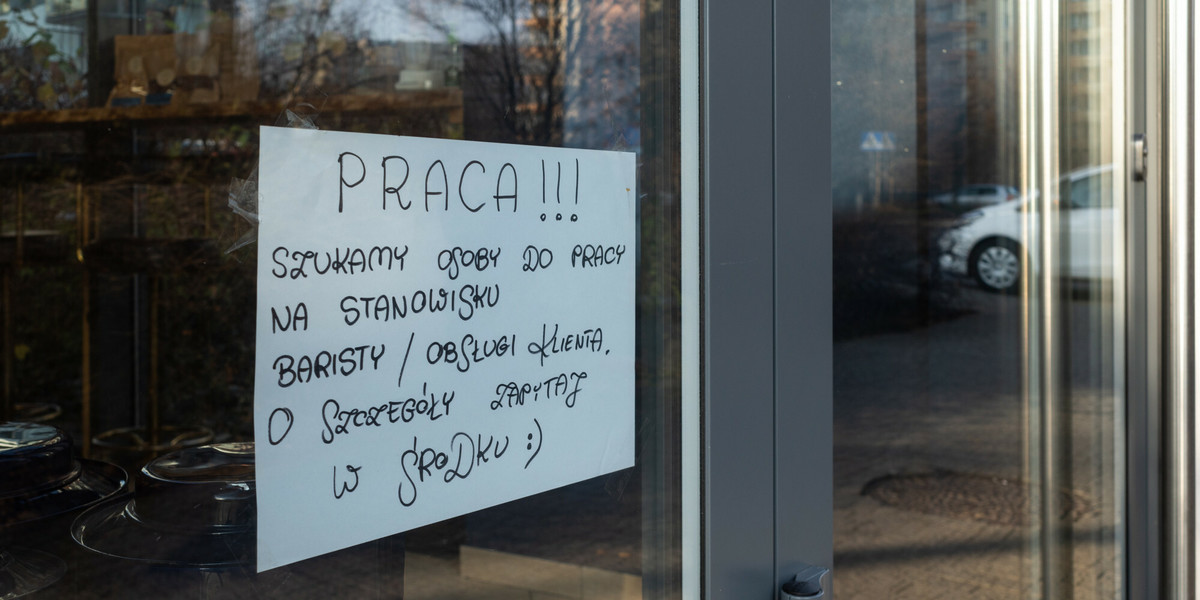 Coraz więcej firm w Polsce poszukuje pracowników, licząc się z tym, że aby ich znaleźć będzie musiała im płacić więcej
