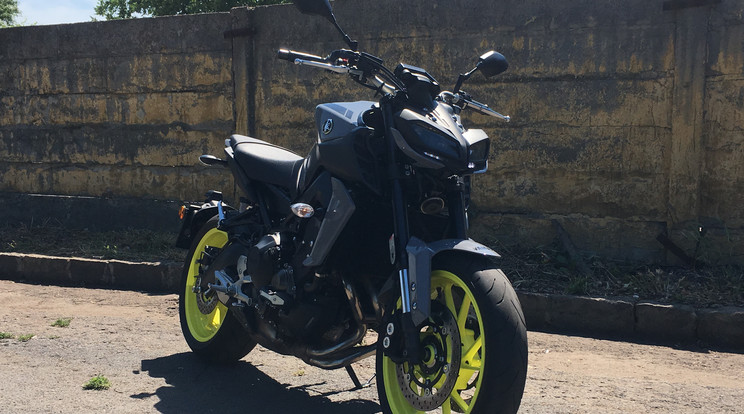 A Yamaha MT-09-et háromhengeres, 115 lóerős motor hajtja