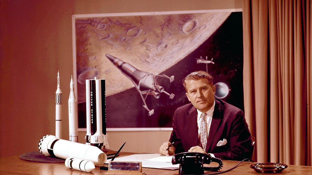 Wernher von Braun za swoim biurkiem. 