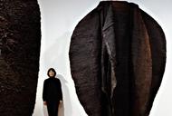 Magdalena Abakanowicz ze swoją pracą „Abakan brązowy (sizal), 1969-1972 